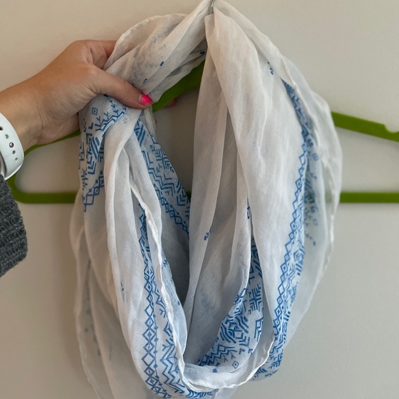 LEIGHTWEIGHT INFINITY SCARF - Picture 1 of 3